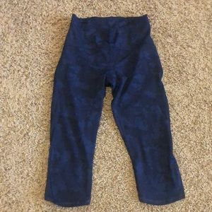 Lululemon blue camo Capri cropped leggings mesh panels size 6